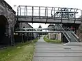 Blick auf die Brückenkonstruktion vom Stadtgraben aus