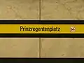 Stationsname an den Hintergleiswänden
