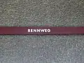 Stationsname an den Bahnsteigwänden