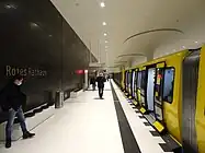 Kontrastreicher Leitstreifen eines Bodenleitsystems auf dem Bahnsteig und kontrastreich markierte Bahnsteigkante(Rotes Rathaus, Berlin)