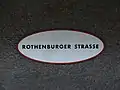 Stationsname an den Bahnsteigwänden