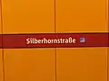 Stationsname an den Hintergleiswänden