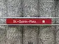 Stationsname an den Hintergleiswänden