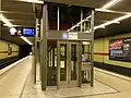 Aufzug auf der Bahnsteigebene