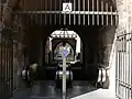Zugang im Turmsockel