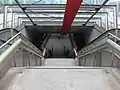 Blick von der Oberfläche auf die Bahnsteigebene