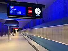 Moderner Zugzielanzeiger an der Station Westfriedhof, München
