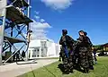 Das Fleet Anti-Terrorism Security Team demonstriert marokkanischen Matrosen schnelle Seiltechniken.