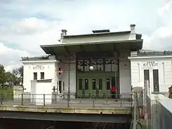 Geringer or­na­men­tier­tes Auf­nahms­ge­bäu­de in Ober St. Veit in­fol­ge gro­ßer Ent­fer­nung zur In­ne­ren Stadt