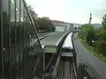 Station Friedensbrücke. Im Hintergrund das Fernheizwerk Spittelau