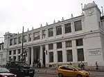 Das Stationsgebäude von der Straßenebene aus