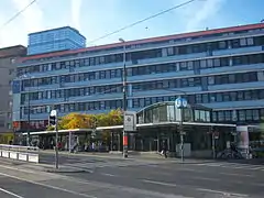 Abgang zum Passagegeschoß der Verkehrsstation; „Arcade Meidling“ im Hintergrund