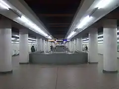 Passage zwischen der U6-Station (tiefer) und den ÖBB-Bahnsteigen (höher)