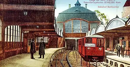 Kolorierte Ansichtskarte des HamburgerU-Bahnhofs Berliner Tor mit Angabe von Streckenlänge und Projektkosten, 1912
