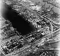Durch Luftangriffe der USAAF zerstörte Mineralölindustrie im 3. Seehafen Hamburg-Harburg, Herbst 1945