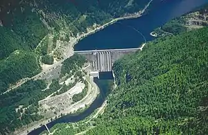 Detroit Lake (oben) und Detroit Dam am North Santiam River, nach Südosten hin gesehen