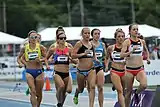 Sara Vaughn (rot-blaues Trikot, dunkle Sonnenbrille)Rang zehn in 4:06,83 min