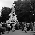 Das neu errichtete Denkmal (17. Juni 1953)