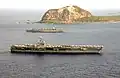 Schiffe vor dem Vulkan Suribachi der Insel Iwojima. Im Vordergrund die USS Carl Vinson
