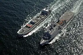 Die Carter Hall (rechts) mit dem britischen Versorger Bayleaf