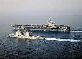 Die Roosevelt mit der USS Chosin (CG-65) im Persischen Golf, 2005