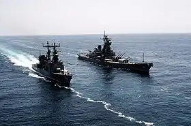 Die Fletcher neben dem Schlachtschiff New Jersey