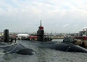 Die Jacksonville (rechts) mit einem Schwesterschiff im Hafen von Norfolk