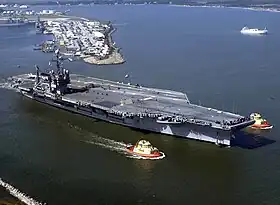 Kennedy vor der Naval Station Mayport nach einer Überholung 2003