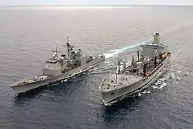 USS Lake Champlain bunkert auf hoher See Treibstoff