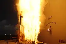 Start einer SM-3 von Bord der USS Lake Erie.Deutlich sichtbar sind die umgeleiteten Flammen vom Raketenstart.