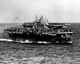 USS Langley (CVL-27) und andere Schiffe ihrer Task Group, 2. Dezember 1944