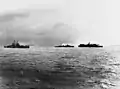 16:04 Uhr: Begleitschiffe entfernen sich von der Princeton (rechts). Man beachte die durch die zweite Explosion verursachten Schäden und den rauchenden Zerstörer (Bildmitte)