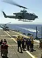 Ein mit Flugkörpern und Rohrwaffen ausgerüsteter Kampfhubschrauber des Typs Bell AH-1 Cobra
