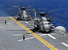 Zwei Hubschrauber des Typs CH-53 Sea Stallion für den Truppentransport an Deck eines amphibischen Hubschrauberträgers