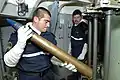 Handhabung von 76 mm Patronenmunition