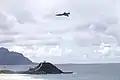 Flugvorführung der US-Navy umgedreht über dem Pyramid Rock (2010)
