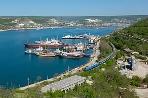 Hafenanlagen zwischen Sewastopol und Inkerman (im Hintergrund rechts)