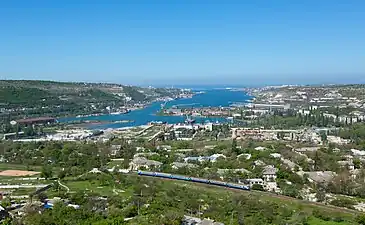 Blick ins Hafengebiet mit Elektritschka (Nahverkehrszug)