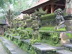 Steinfiguren vor dem Tempel