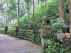 Weg mit Steinfiguren