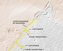 Schützengräben sind als dunkle Linien im grauen LIDAR Bild zu erkennen.