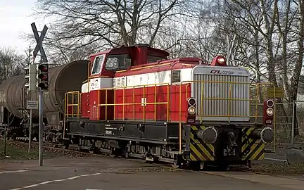 Folgebetrieb in Uetersen im Jahr 2008:Die Lok MaK G 1100 BB der CFL cargo Deutschland GmbH zieht einen Kesselwagen