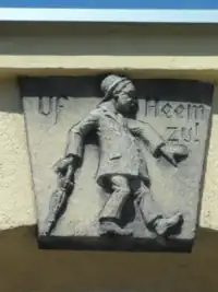 Reichenbach (Eulengeb.) - Zwei Reliefs: (l.) Uf Heem zu! (Auf dem Weg nach Hause) (r.) Komm mer ock! (Komm mir nur! (Mit dem Finger drohenb.))