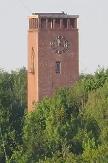 Uhrenturm des Flottenkommandos in dem mit Solitüde verwachsenen Meierwik
