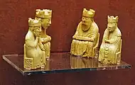 Schachfiguren aus Walross-Elfenbein, Wikingerzeit, etwa 12. Jh. (siehe Artikel Lewis-Schachfiguren)