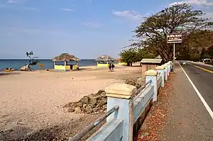 Die Küstenstraße am Strand von Ulmera beim Ort Gerohata