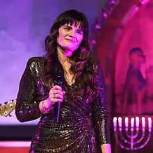 Foto einer Frau bei einem Konzert in einer Kirche