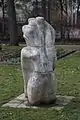 1979 von Undine Werdin erstellte Skulptur (Daphne) am südlichen Ende des Bayernparks zur Clemensstraße
