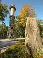 Ungerturm nach der Sanierung (Oktober 2020) mit Julius-Mißbach-Gedenkstein