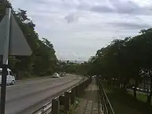 University Drive, eine mehrspurige Straße mit Blick nach Westen mit dem Hafen im Hintergrund.